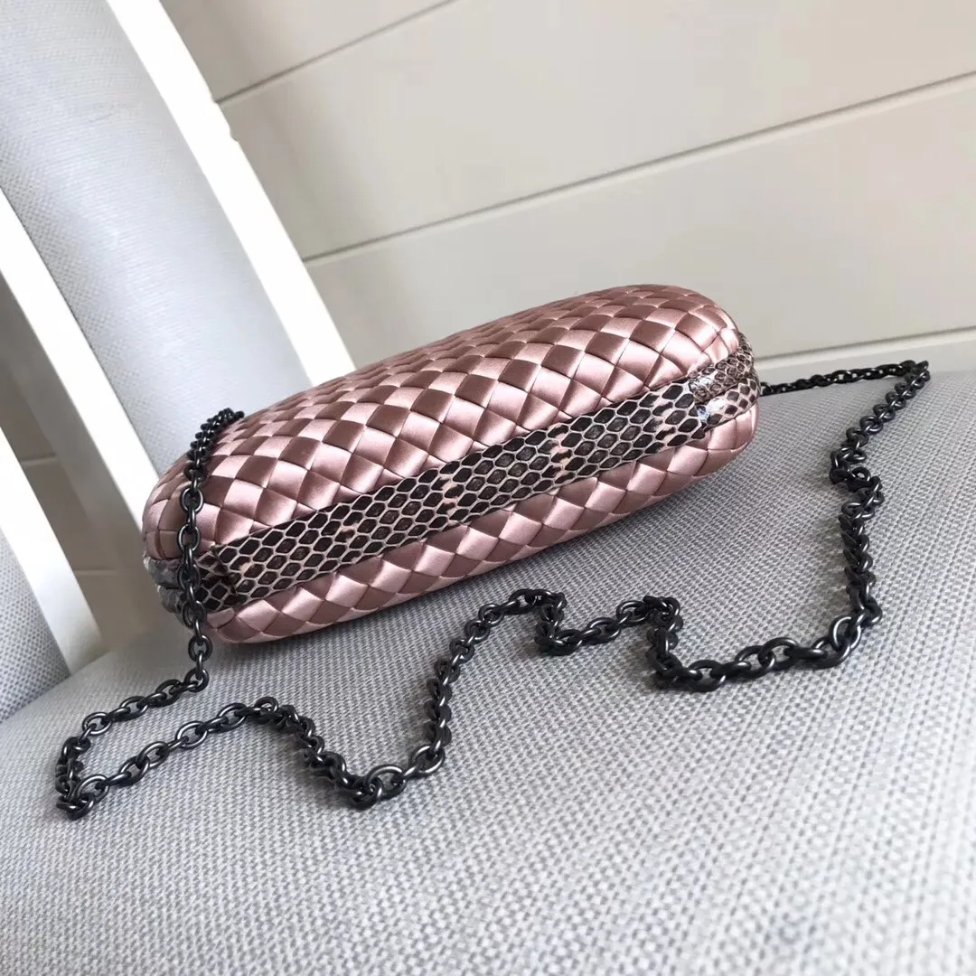 The latest and most popular Knot clutch from the 8651 counter is made of exquisite Japanese silk fabric with snakeskin piping. It looks elegant when worn cross-body or in the hand. It can also be carried by petite girls and can hold 2 iPhone X phones. Size: 20cm*12cm